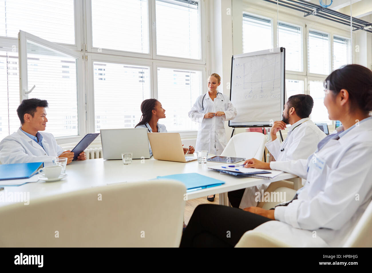 Ärzte in Flipchart Präsentation auf medizinische Fortbildungsseminar Stockfoto