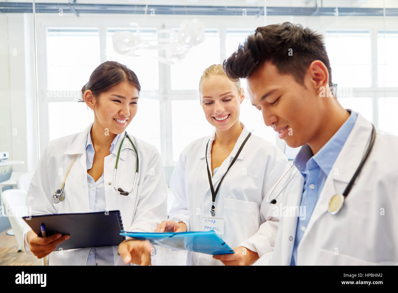 Studenten an der medical School lernen gemeinsam über Diagnosen in Werkstatt Stockfoto