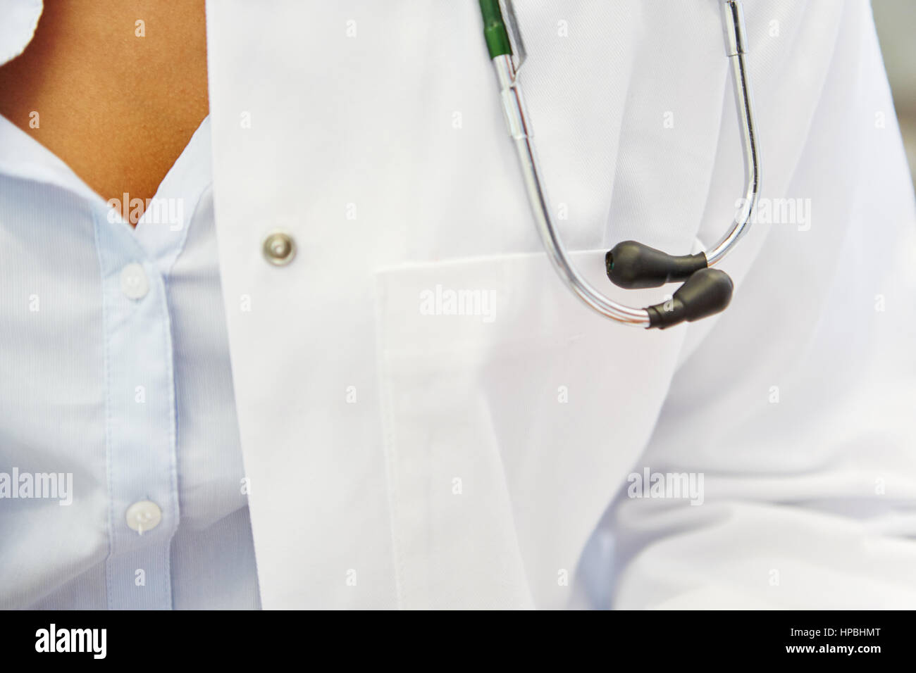 Arzt als Kardiologe mit Stethoskop für Diagnostik Stockfoto
