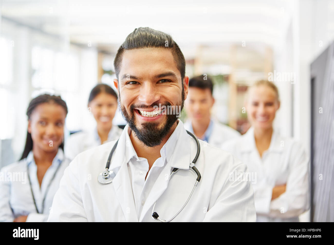 Joyfull Arzt als kompetenter Chefarzt mit team Stockfoto