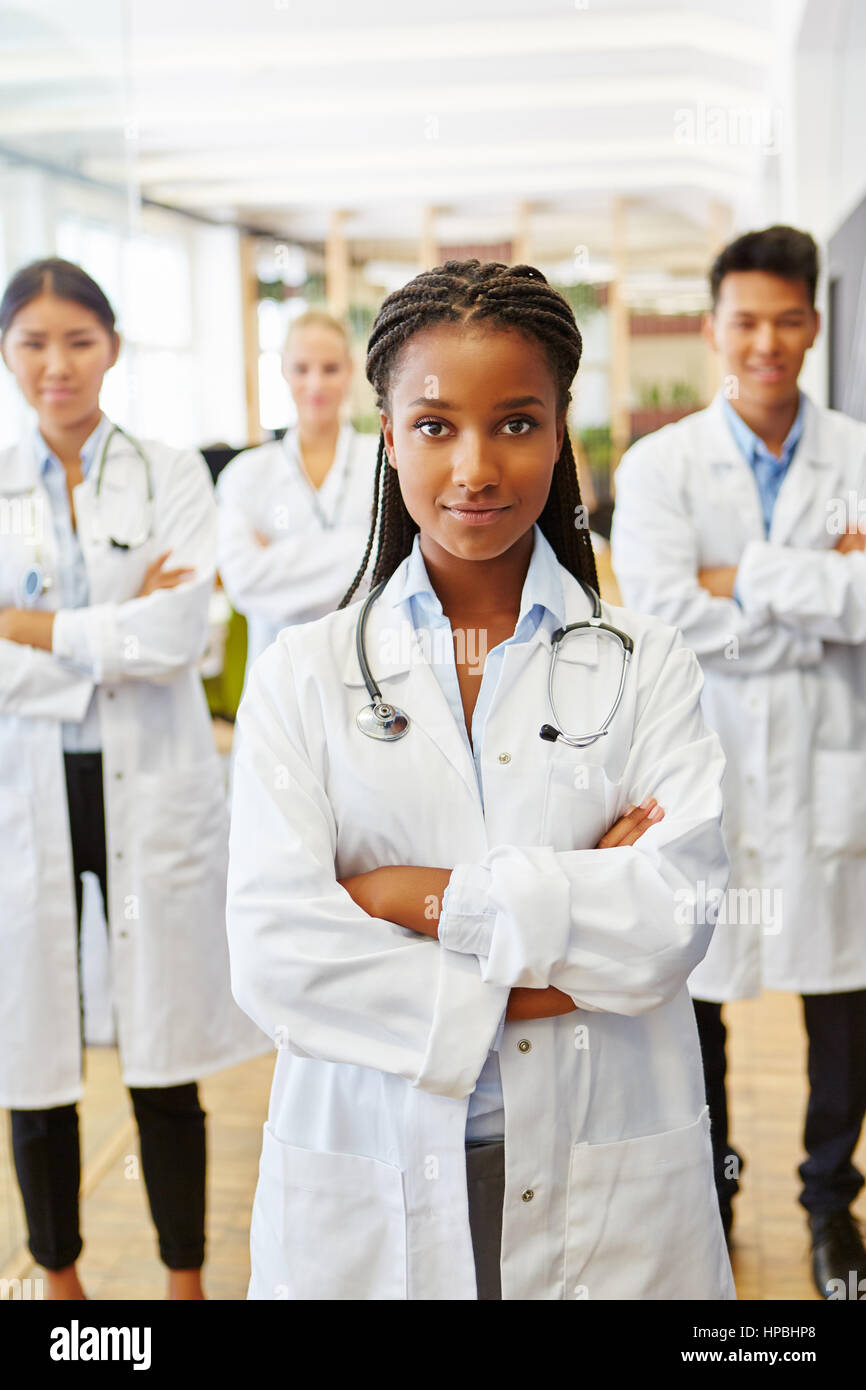 Afrikanischen Arzt in der medizinischen Schule mit interracial Team von Studenten Stockfoto