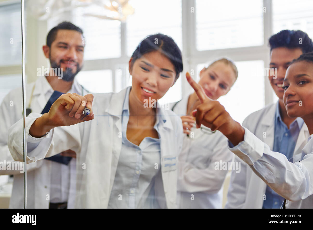 Ärzte in der Ausbildung in der Werkstatt während der medizinischen Ausbildung Stockfoto