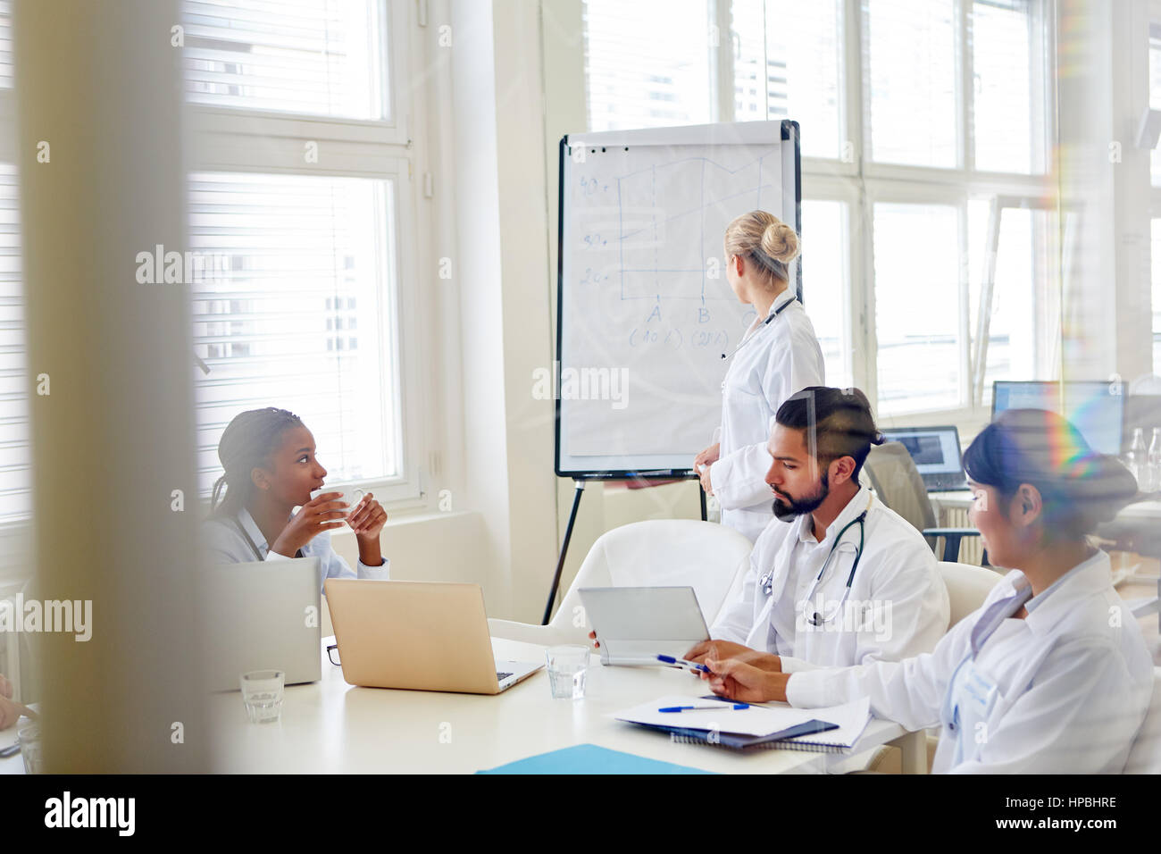 Ärzte in Seminar für die Ausbildung, die Präsentation anhören Stockfoto