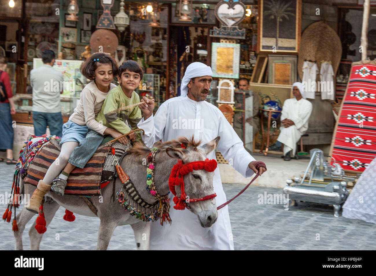Katar Doha Souk, Kinder auf Esel Stockfoto