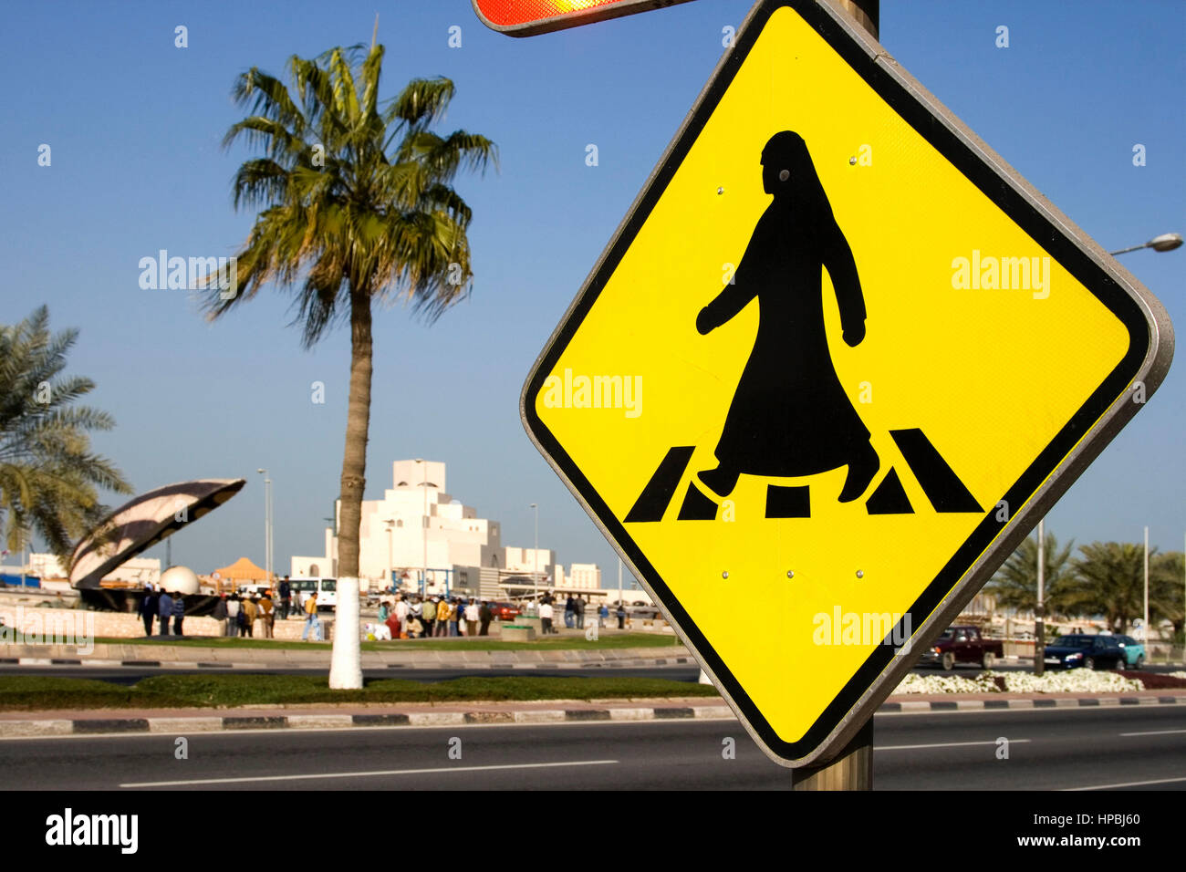 Katar Doha arabische Zeichen für Zebrastreifen an der al Corniche street, im Hintergrund Museum für islamische Kunst und die Auster Brunnen mit Perle entlang th Stockfoto