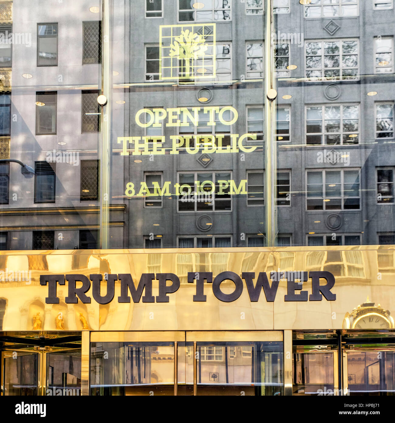 Trump Tower, goldene Ortseingangsschild, Fith Avenue, Donald Trump, New York City, Vereinigte Staaten von Amerika Stockfoto