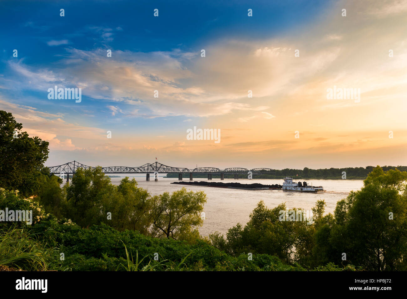 Ein Drücker Boot in den Mississippi River in der Nähe der Brücke von Vicksburg in Vicksburg, Mississippi, Vereinigte Staaten. Stockfoto