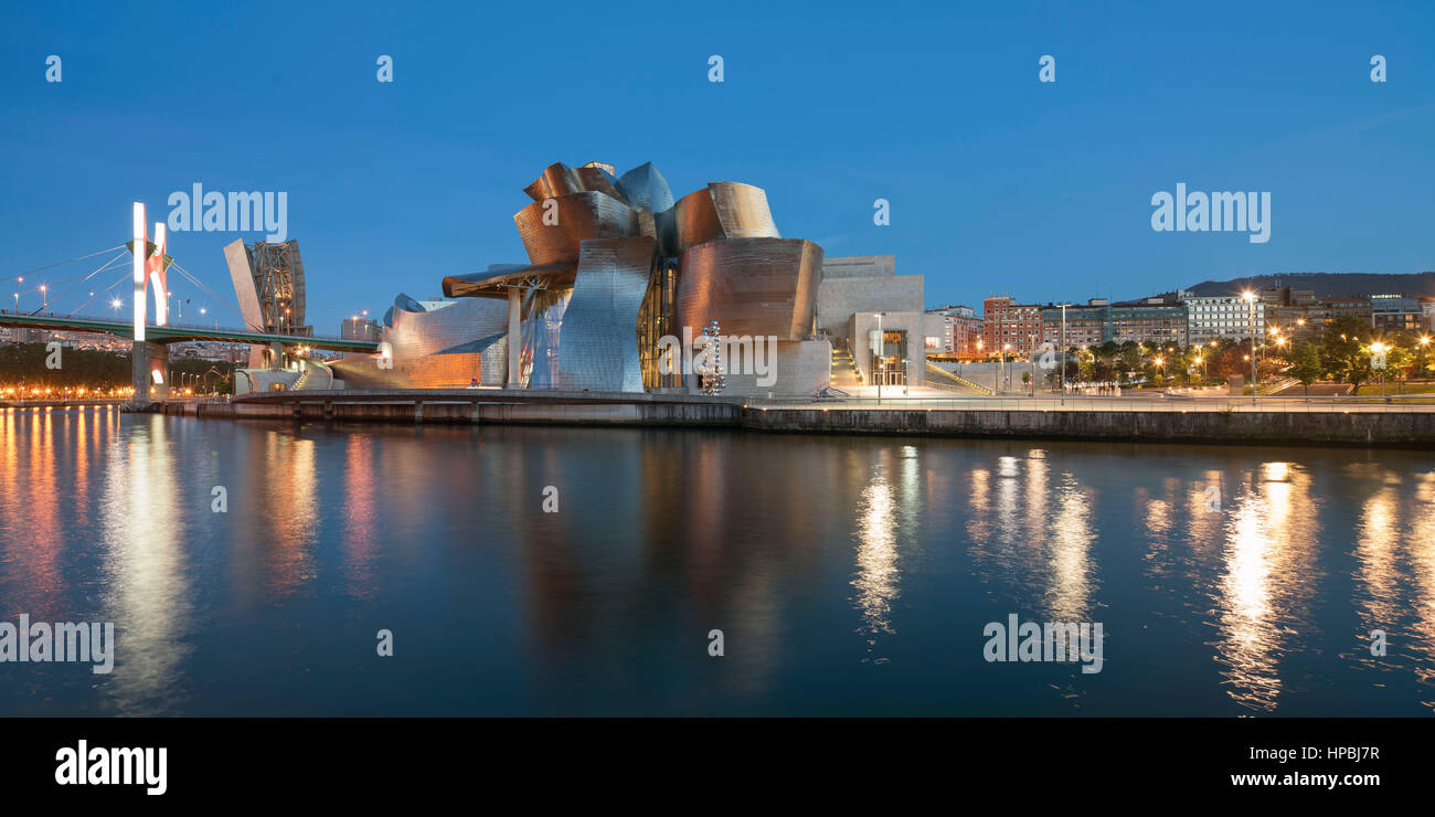 Panorama von Guggenheim Museum Bilbao, Museum für moderne und zeitgenössische Kunst, Architekt Frank Gehry, Fluss Nervion, Bilbao, Baskenland, Spanien (e Stockfoto