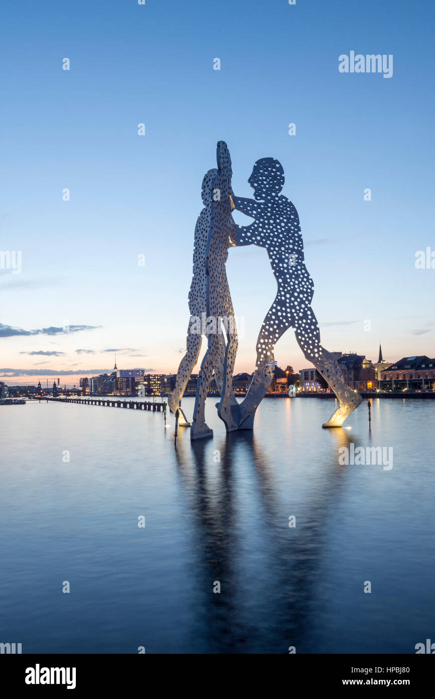 Molecule Man, Scupture, Sonnenuntergang, Fluss Spree, Berlin, Deutschland Stockfoto