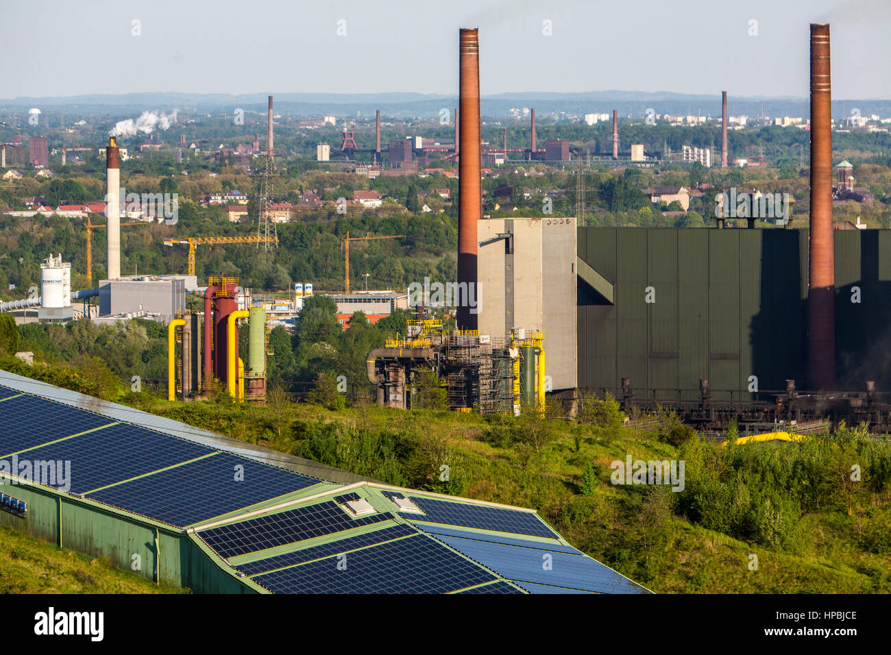Kokerei Prosper in Bottrop, hinter der Kokerei Zollverein in Essen, vordere Dach der Skihalle Bottrop mit Solarmodulen, gehört heute zu Stockfoto