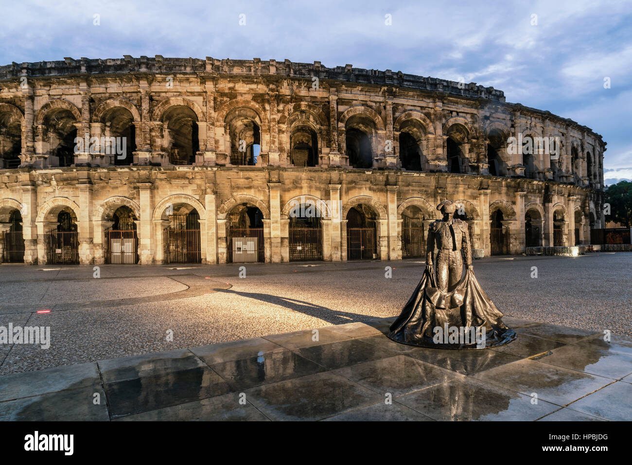 Das römische Amphitheater Arena, Skulptur von Nimeno II, Stierkämpfer, Nimes, Departement Gard, Languedoc-Roussilon, Frankreich Stockfoto