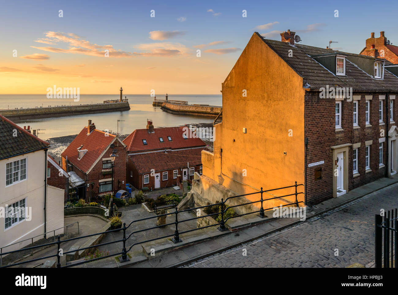 Der Hafen von Whitby hat bei Sonnenuntergang einen Blick vom East Cliff Stockfoto