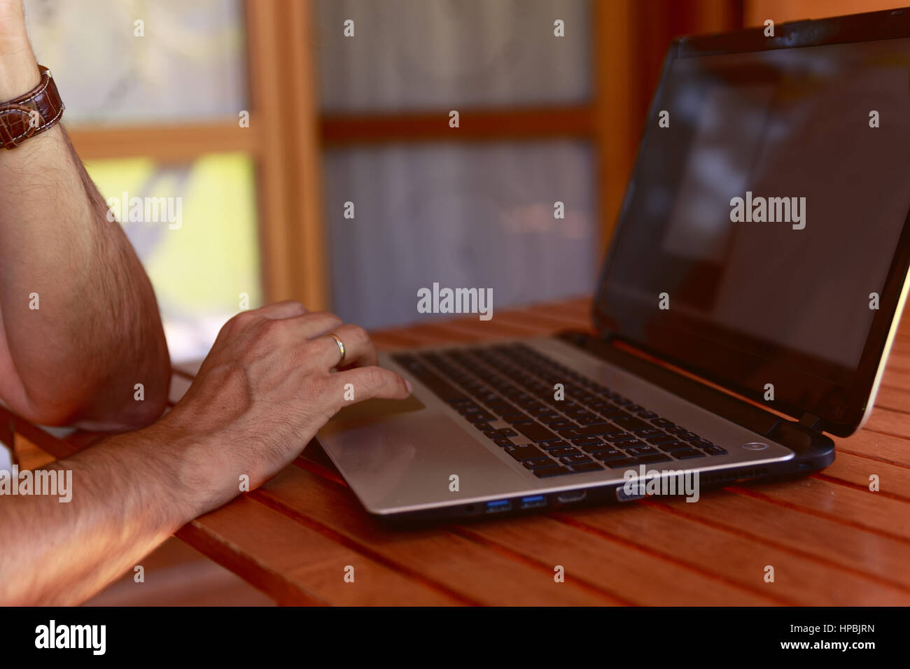 Geschaftsmann Auf Laptop Computer Mit Tablet Pc Auf Holztisch Zu
