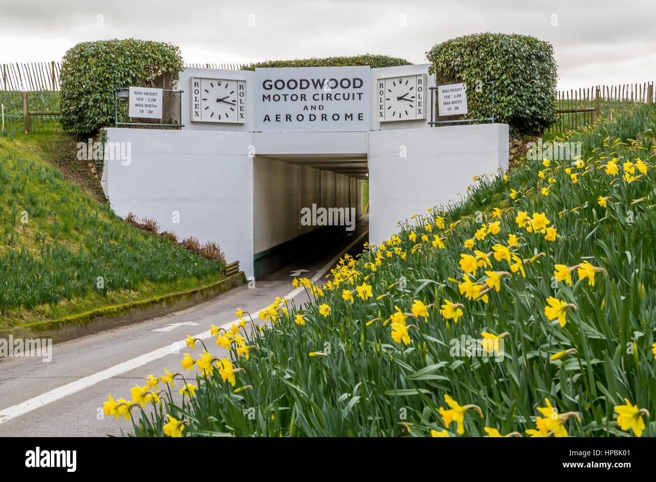 Goodwood Autorennbahn Tunnel Eingang zur Rennstrecke und Flugplatz, West Sussex, England Großbritannien Stockfoto