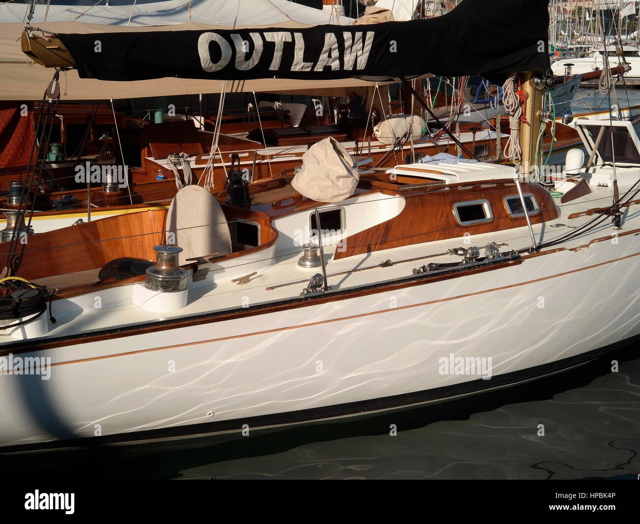 AJAXNETPHOTO. 4. OKTOBER 2016. CANNES, FRANKREICH. -RACE-YACHT - YACHT OUTLAW DESIGNED BY ILLINGWORTH UND PRIMROSE FÜR DAILY EXPRESS ZEITUNG BARON MAX AITKEN, RASTE IN DER AUSGEZEICHNETEN GBR 1963 ADMIRAL CUP TEAM.   FOTO: JONATHAN EASTLAND/AJAX REF: G160710 6389 Stockfoto