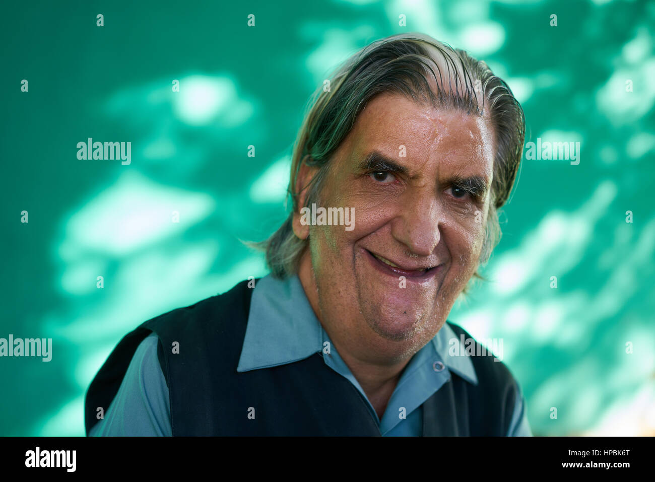 Alten hispanic echte Menschen aus Kuba mit Gefühlen und Emotionen, Porträt von lustigen senior kaukasischen Mann lächelt, lacht und Blick in die Kamera. Ältere Menschen Stockfoto