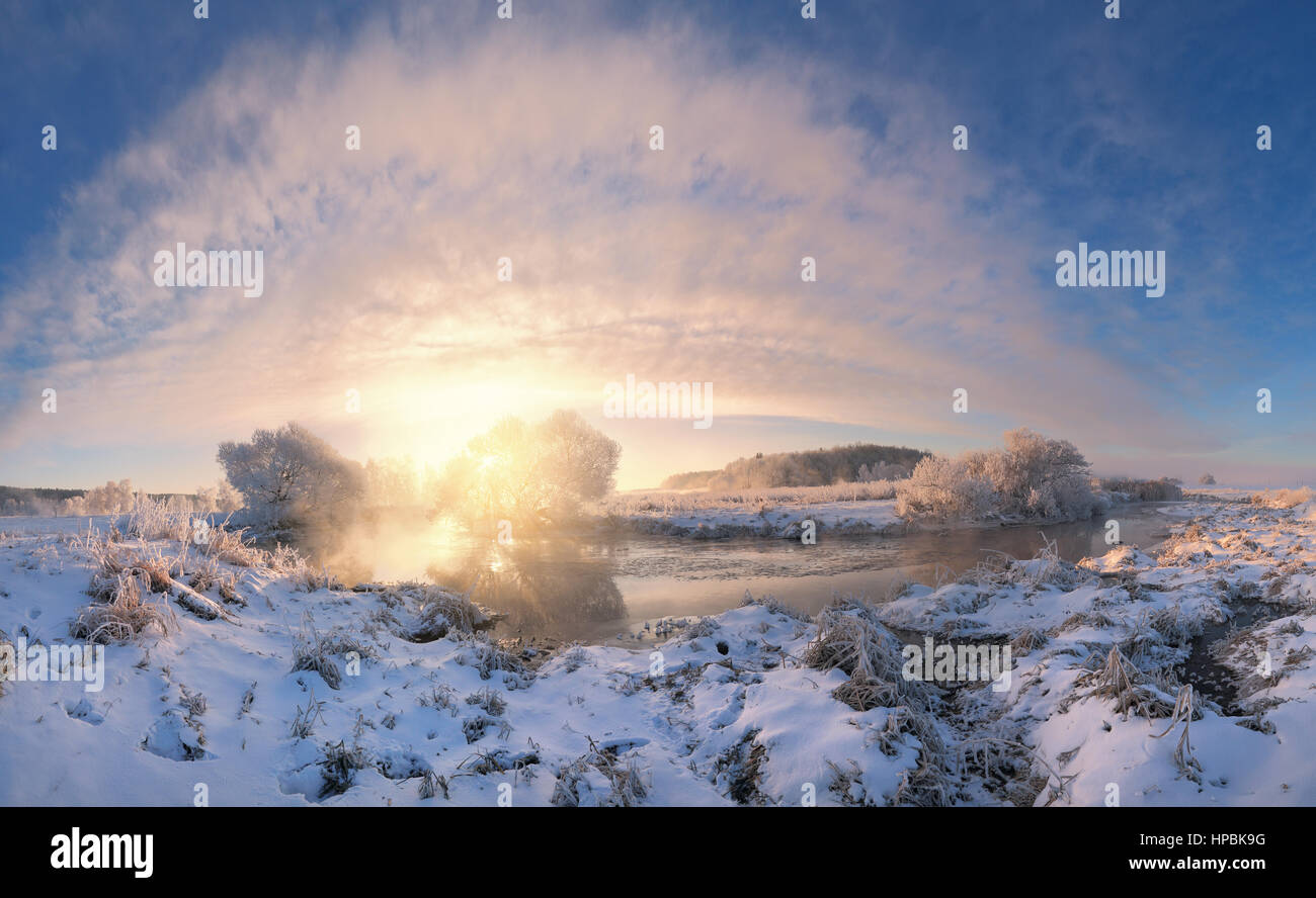 Schöne Weihnachtsmorgen. Aufgehende Sonne beleuchten Sie Wolken Winterhimmel. Winter-Weihnachts-Thema. Stockfoto