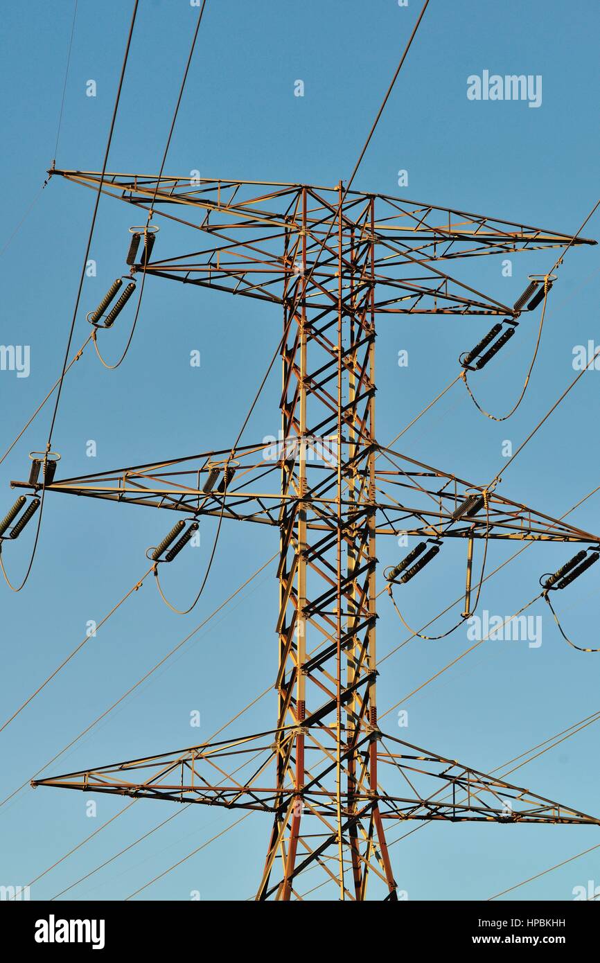 Stromleitungen und Turm oben Elgin, Illinois. Elgin, USA. Stockfoto