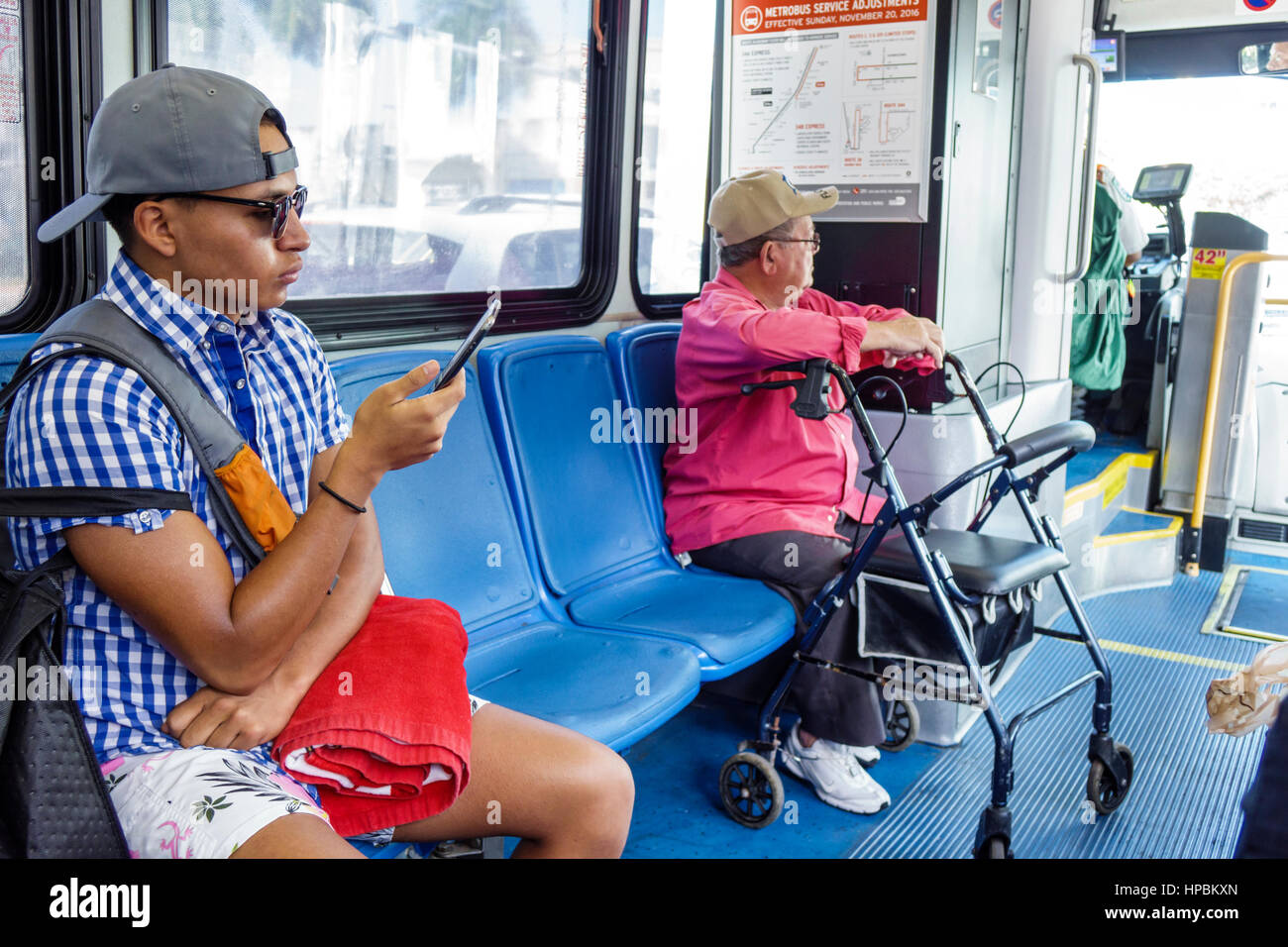 Miami Beach Florida, Metrobus, South Beach Local, Passagiere Reiter Reiter, Hispanic Mann Männer männlich, junge Erwachsene, Senioren Bürger, sitzen Stockfoto