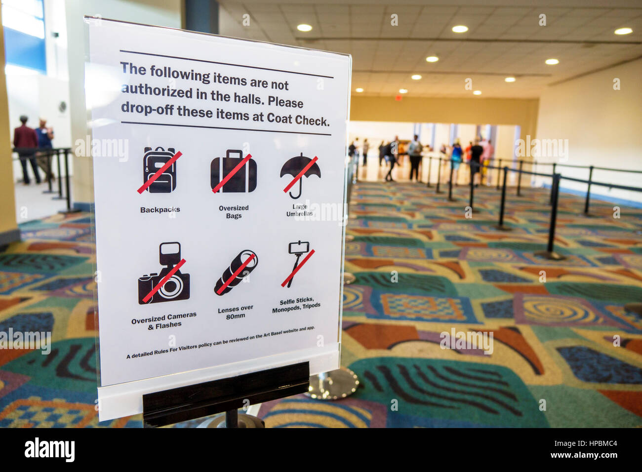Miami Beach Florida, Convention Center, innen, Mantel Check, Schild, verbotene Gegenstände, Regeln, keine Rucksäcke, übergroße Kamera, Objektiv, Selfie-Stick, Taschen, FL161 Stockfoto