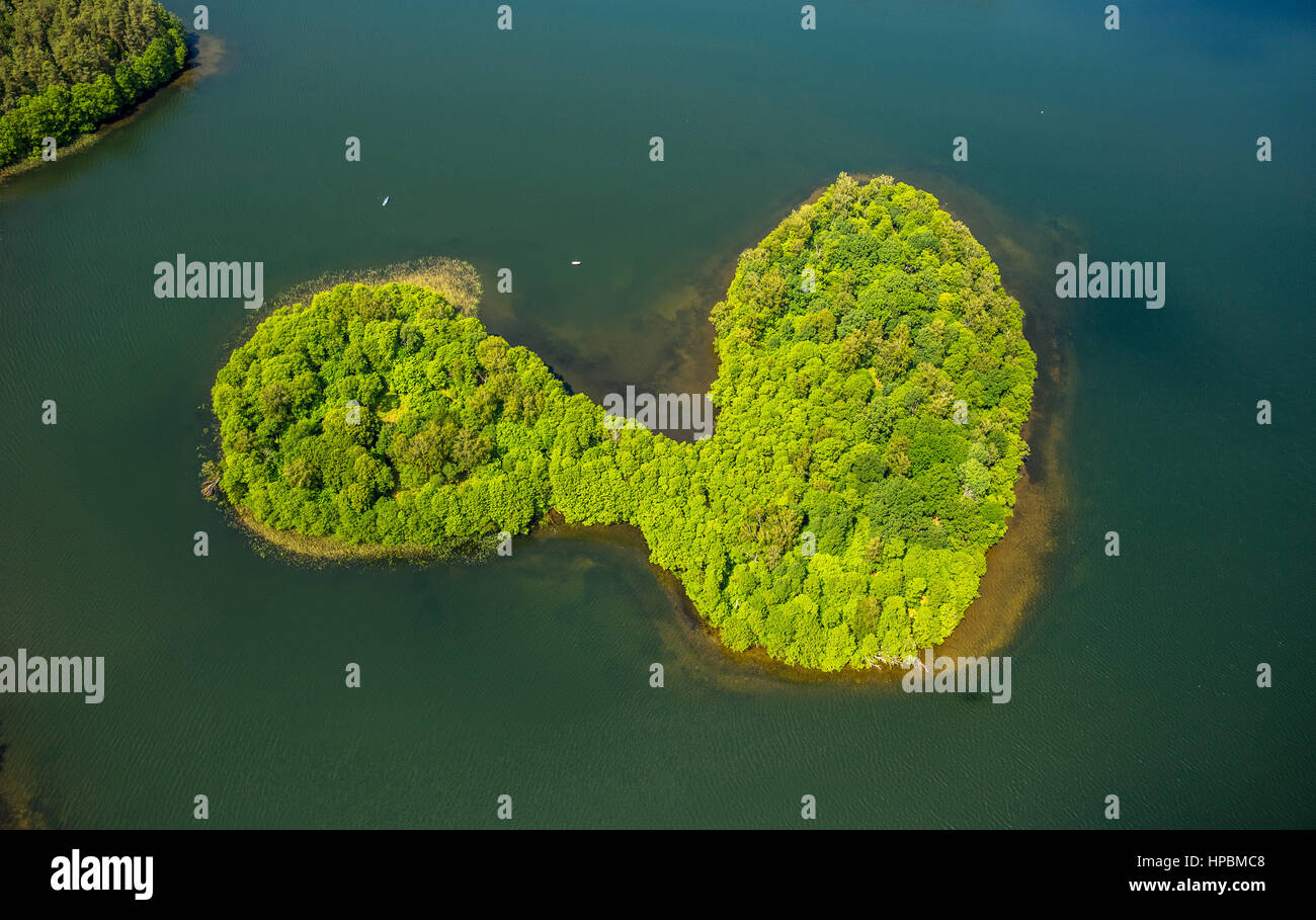 Seenlandschaft, Pommern, Spiegelung im Wasser, bewaldete Insel, Leśnice, Ostseeküste, Pomorskie, Polen Stockfoto