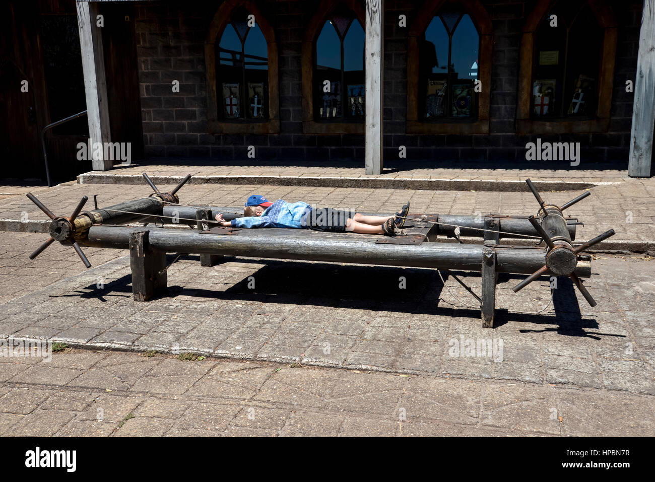 Ein Junge auf einem hölzernen Gestell Kryal Schlosses, Victoria Stockfoto