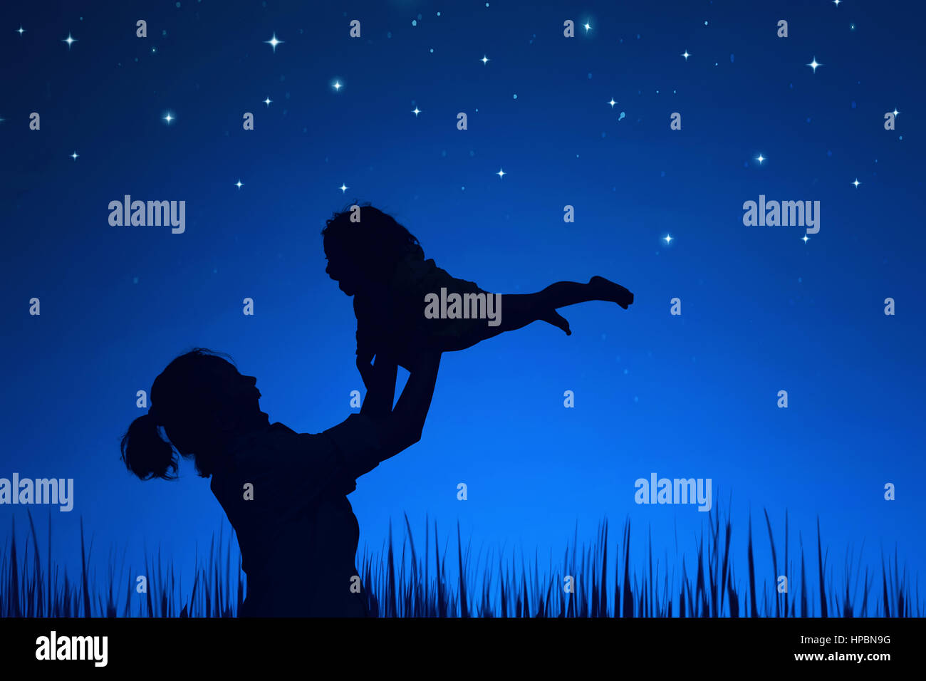 Silhouette der attraktiven Mutter ihre kleine Tochter in der Nacht zu spielen. Mutter Tag Konzept. Stockfoto