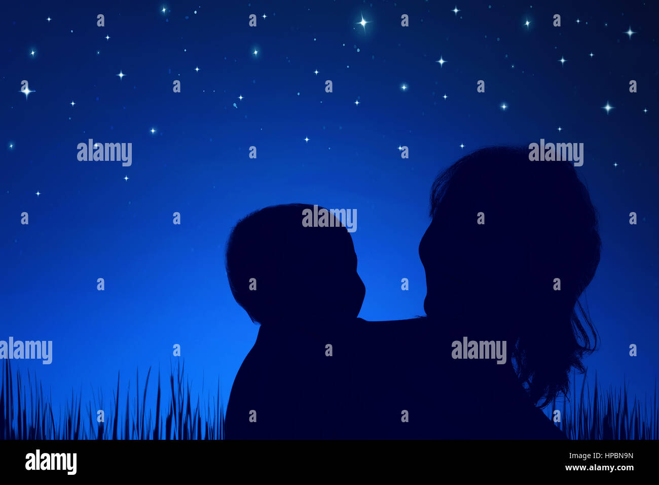 Silhouette der glückliche Mutter mit ihrer kleinen Tochter in der Nacht. Mutter Tag Konzept. Stockfoto