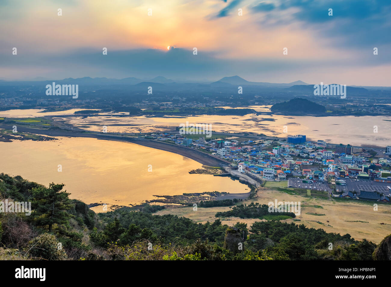 Jeju Stadt Skyline beim Sonnenuntergang Blick vom Seongsan Ilchulbong, Insel Jeju, Südkorea Stockfoto