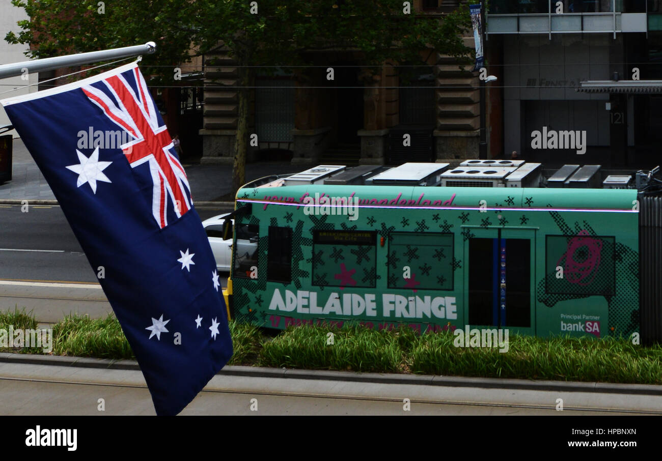 Eine Straßenbahn in Adelaide mit einer Anzeige der Adelaide Fringe. Stockfoto