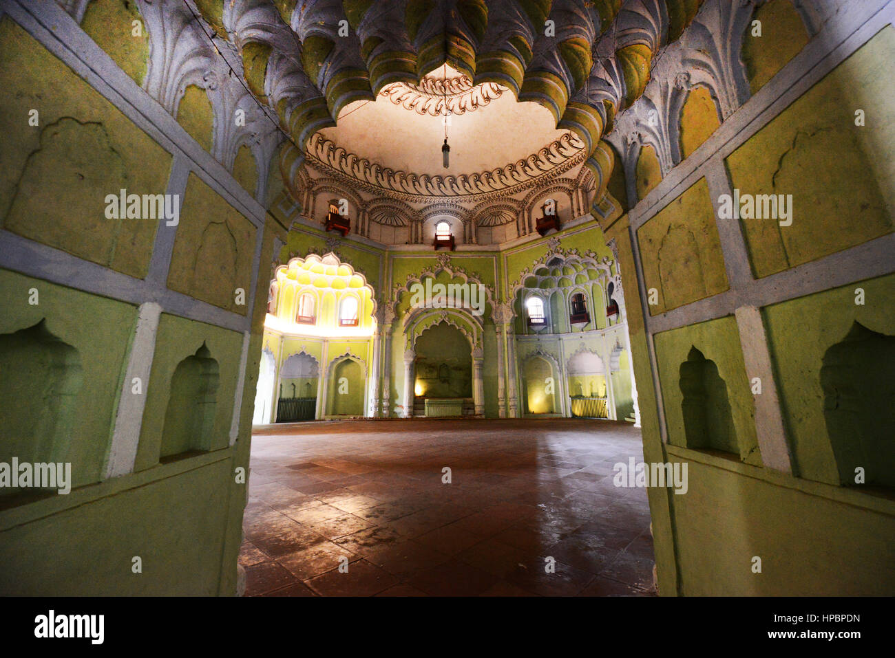 Das Innere der Bara Imambara Gebäude in Lucknow, Uttar Pradesh, Indien. Stockfoto