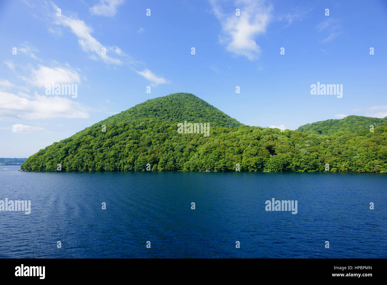 Die Nakajima, eines der vier Inseln im See Toya. Stockfoto