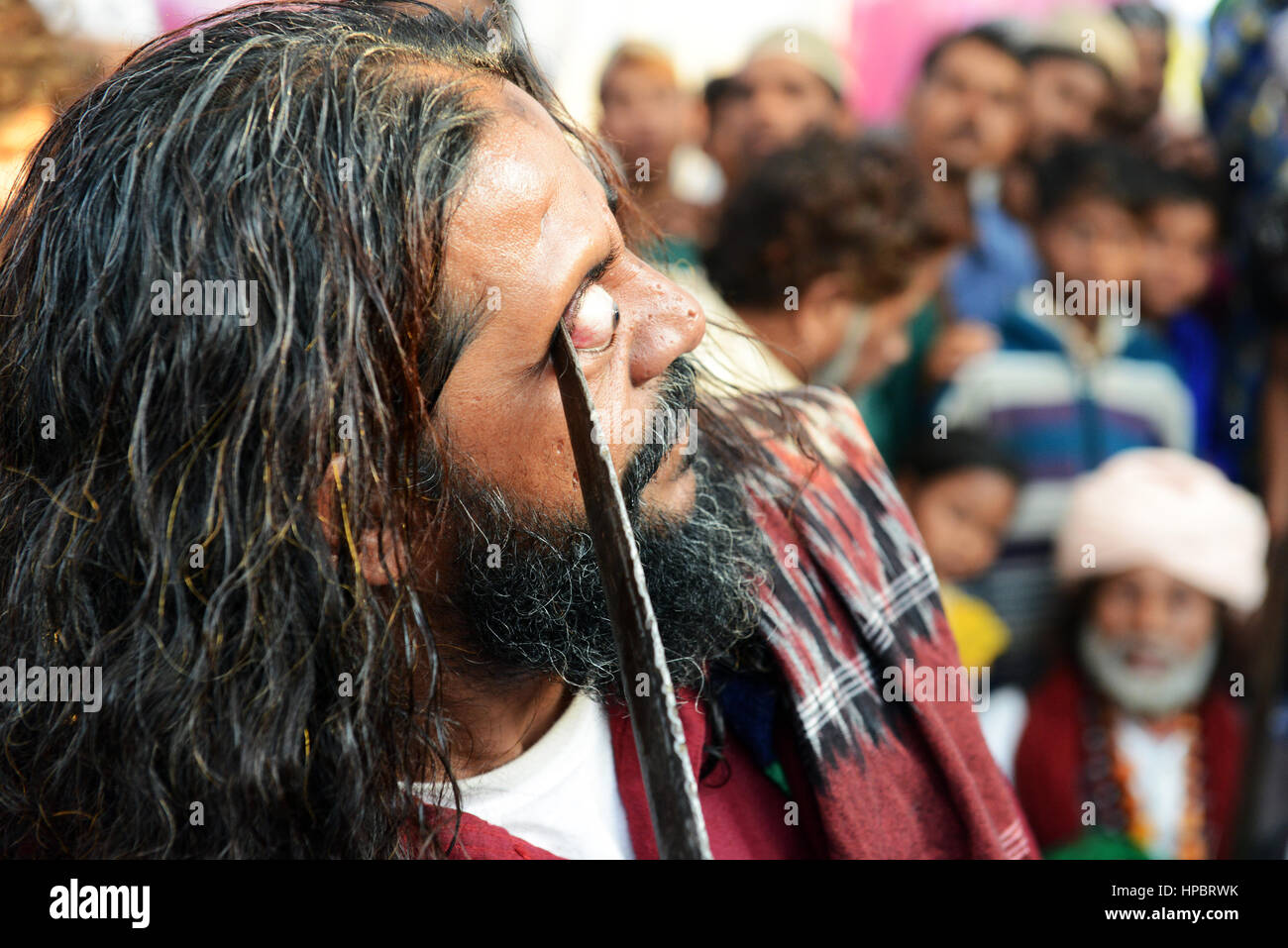 Sufi-Selbstkasteiung Praktiken bei der jährlichen "Urs (Todestag) der Sufi Heiliger Zinda Shah in Makanpur, Uttar Pradesh, Indien. Stockfoto