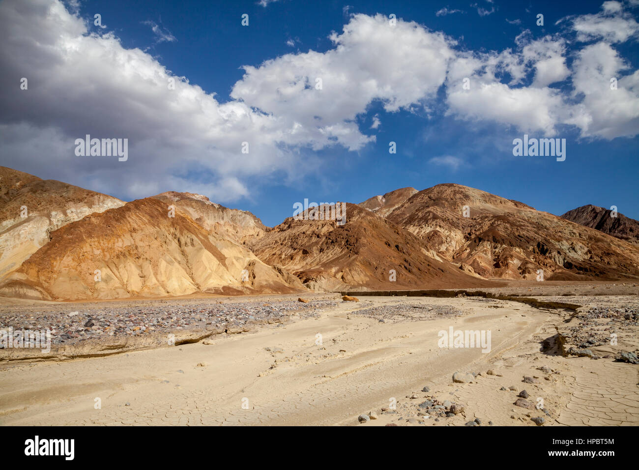 Wolken schweben über Bergkette, Death Valley Nationalpark, Kalifornien, USA Stockfoto