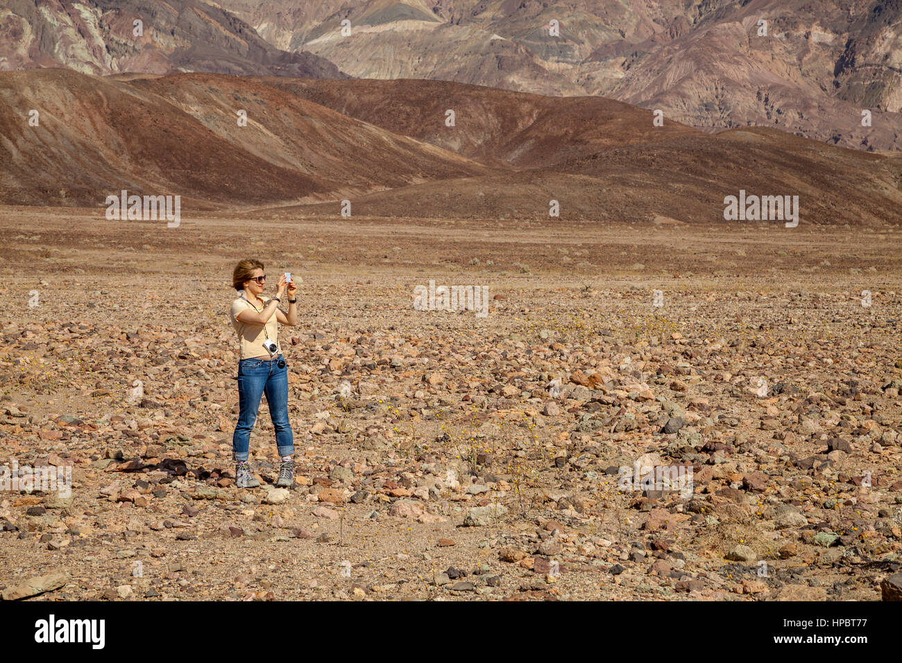 Frau, die Fotos von Death Valley Nationalpark, Kalifornien, USA Stockfoto