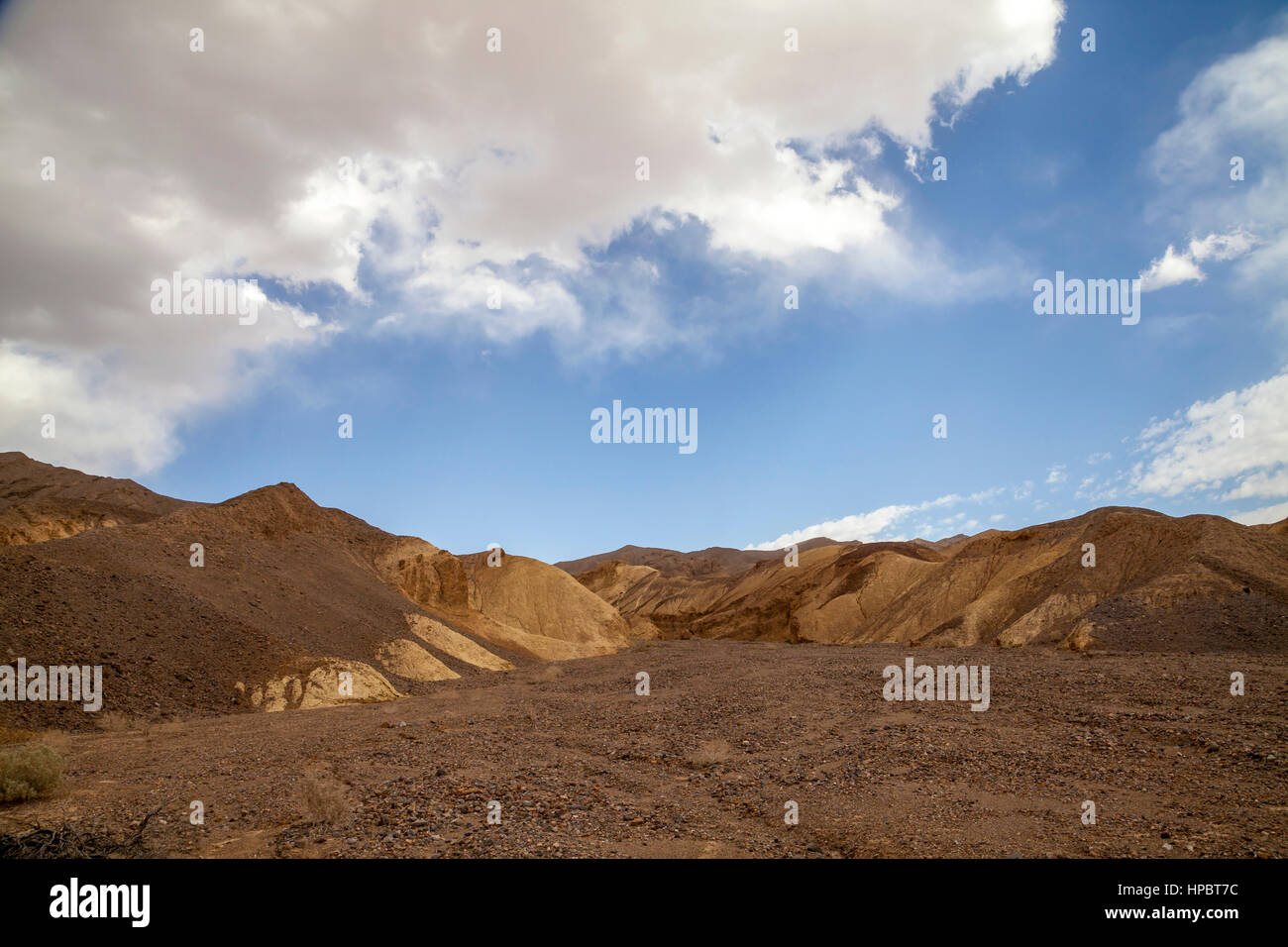 Wolken schweben über Bergkette, Death Valley Nationalpark, Kalifornien, USA Stockfoto