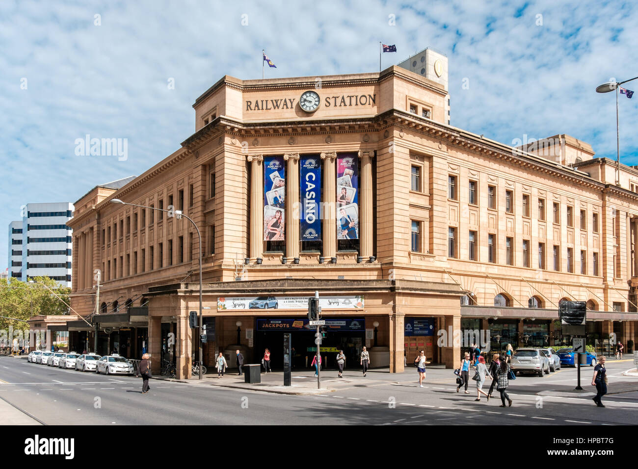 Adelaide, Australien - 11. November 2016: Adelaide Bahnhof mit dem Taxi-Rampe auf der Nordterrasse an einem Tag angezeigt Stockfoto