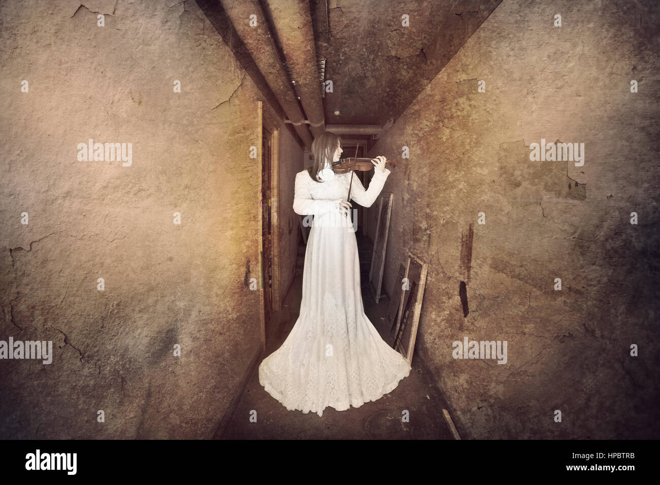 Horror Gespenst Mädchen erscheint in einem alten Gebäude. Gruselige Filmszene Stockfoto