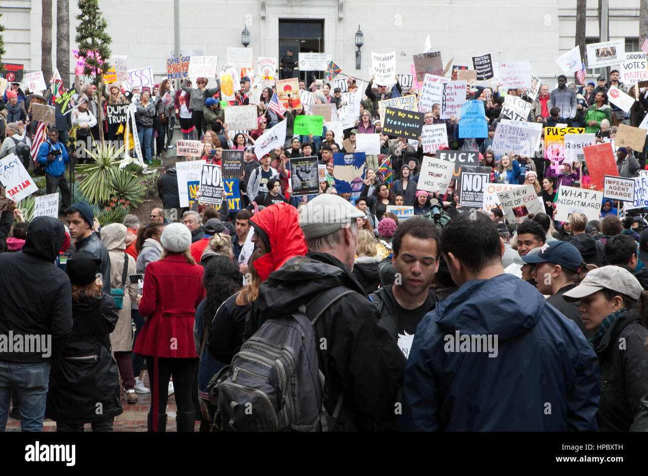 Los Angeles, USA. 20. Februar 2017. Demonstranten versammeln sich am Los Angeles City Hall für "Nicht Presidents Day" Rallye. Zack Clark/Alamay Live-Nachrichten Stockfoto