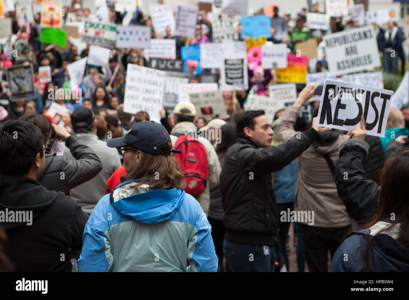 Los Angeles, USA. 20. Februar 2017. Demonstranten versammeln sich am Los Angeles City Hall für "Nicht Presidents Day" Rallye. Zack Clark/Alamay Live-Nachrichten Stockfoto