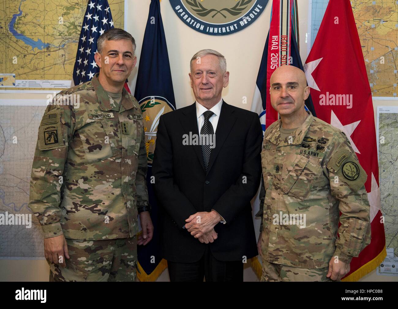 Irbil, Irak. 20. Februar 2017. US-Verteidigungsminister Jim Mattis steht mit US Armee Generalleutnant Stephen Townsend, links, und Command Sergeant Major Benjamin Jones, die kombiniert Joint Task Force Operation inhärenten lösen Hauptquartier 20. Februar 2017 in Irbil, Irak. Mattis kamen im Irak zu einem unangekündigten Besuch in irakischen Verbündeten zu beruhigen. Er erzählte Reportern, das ist, trotz Präsident Trump früheren Aussagen im Gegenteil, die USA plant nicht, irakische Öl zu ergreifen. Bildnachweis: Planetpix/Alamy Live-Nachrichten Stockfoto