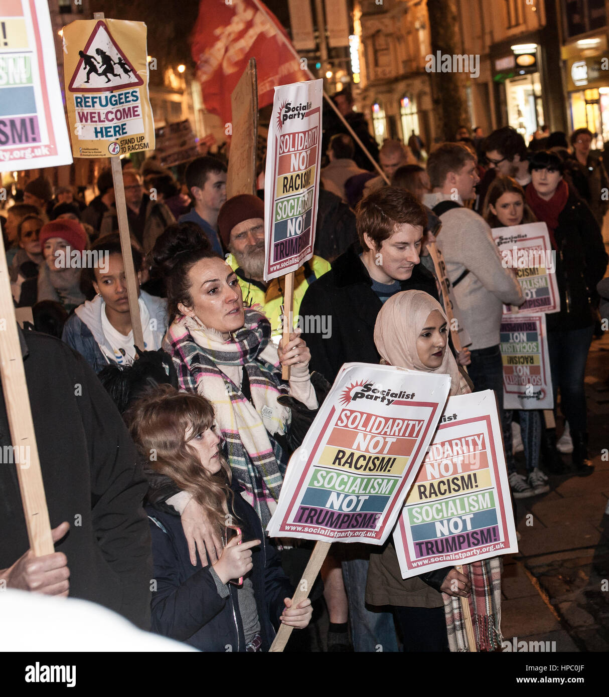 Cardiff, UK. 20. Februar 2017. 1000 Demonstranten versammelten sich unter der Aneurin Bevan Statue im Stadtzentrum von Cardiff zum protest gegen die muslimischen Verbot Executive Order von uns Präsident Donald Trump sowie seine Kommentare über Frauen. Stockfoto