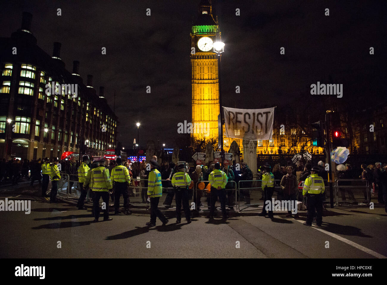 London, UK. 20. Februar 2017. Demonstranten halten Plakate Teilnahme an einer Kundgebung in Parliament Square gegen USA Präsident Donald Trump Zustand Besuch in der UK-Credit: Thabo Jaiyesimi/Alamy Live News Stockfoto