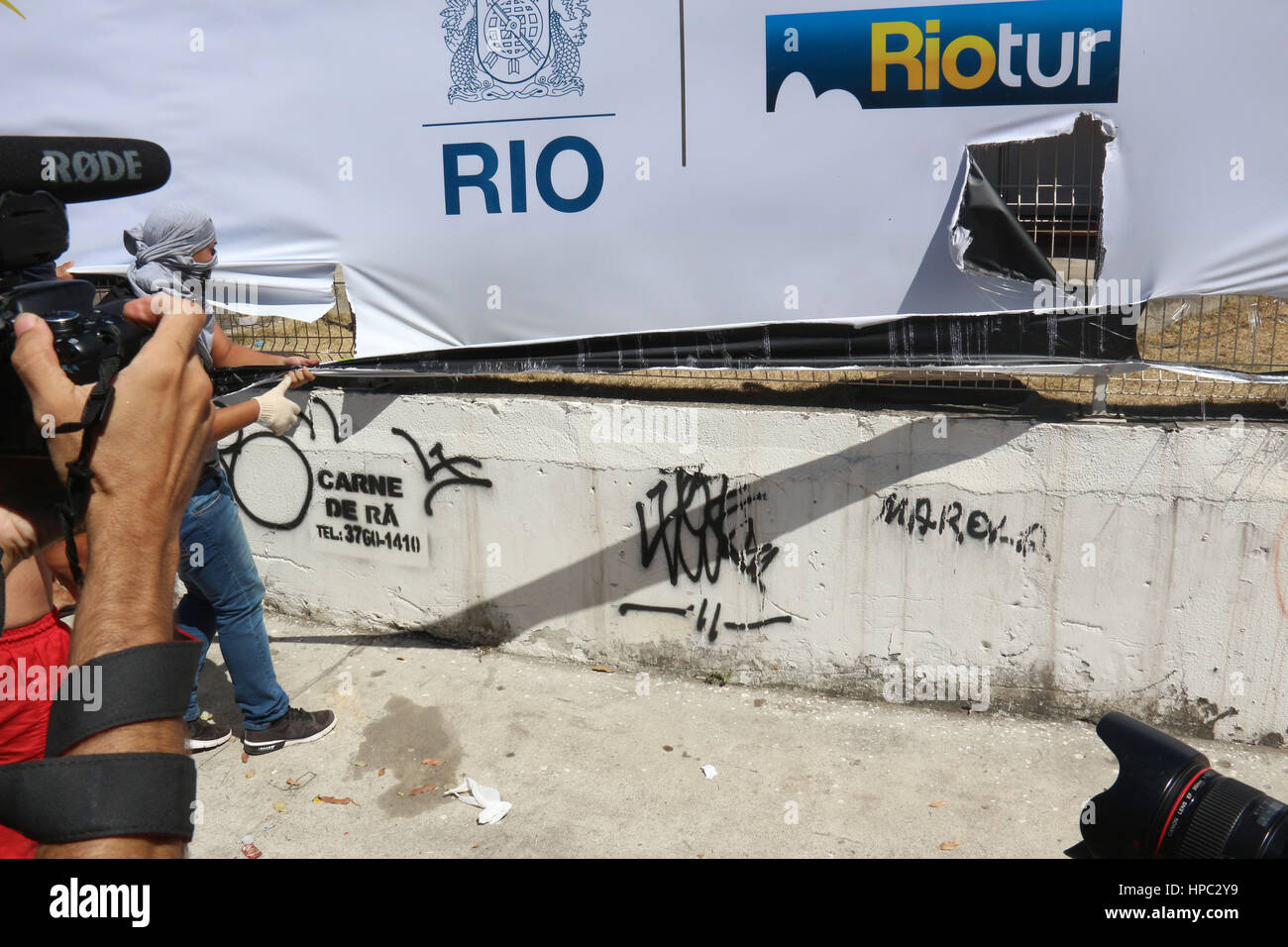 Rio De Janeiro, Brasilien. 20. Februar 2017. Strukturen für die Rio Karneval montiert wurden mutwillig zerstört. Demonstranten protestierten in den Straßen der Innenstadt von Rio gegen die Privatisierung der CEDAE (Wasser / Abwasser Unternehmen in Rio De Janeiro).  Mit der schweren Finanzkrise, die den Zustand von Rio De Janeiro betrifft, forderte die Bundesregierung, dass der Staat CEDAE zu privatisieren und Sparmaßnahmen, die Löhne und andere Leistungen des Beamten Auswirkungen zu erstellen. Bildnachweis: Luiz Souza/Alamy Live-Nachrichten Stockfoto