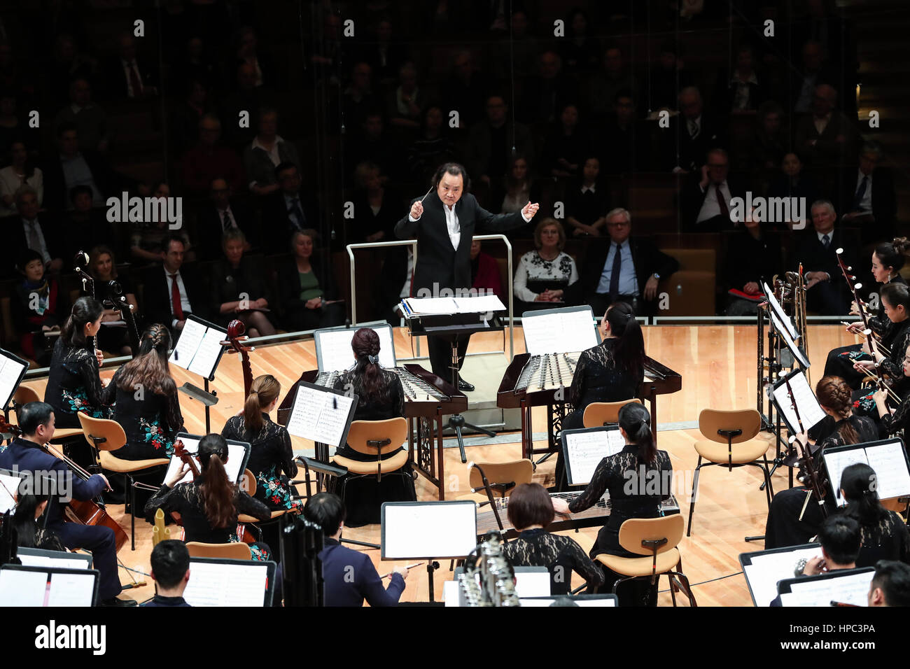 Berlin. 20. Februar 2017. Foto aufgenommen am 20. Februar 2017 zeigt das chinesische Neujahr Konzert 2017 in Berliner Philharmonie in Berlin, Hauptstadt der Bundesrepublik Deutschland. Das chinesische Neujahr Konzert 2017 von Guangdong National Orchestra of China startete am Montag durchgeführt. Eine Reihe von kulturellen Aktivitäten stattfinden um die 45. Jahrestag der Gründung der chinesisch-deutschen diplomatischen Beziehungen zu gedenken. Bildnachweis: Shan Yuqi/Xinhua/Alamy Live-Nachrichten Stockfoto