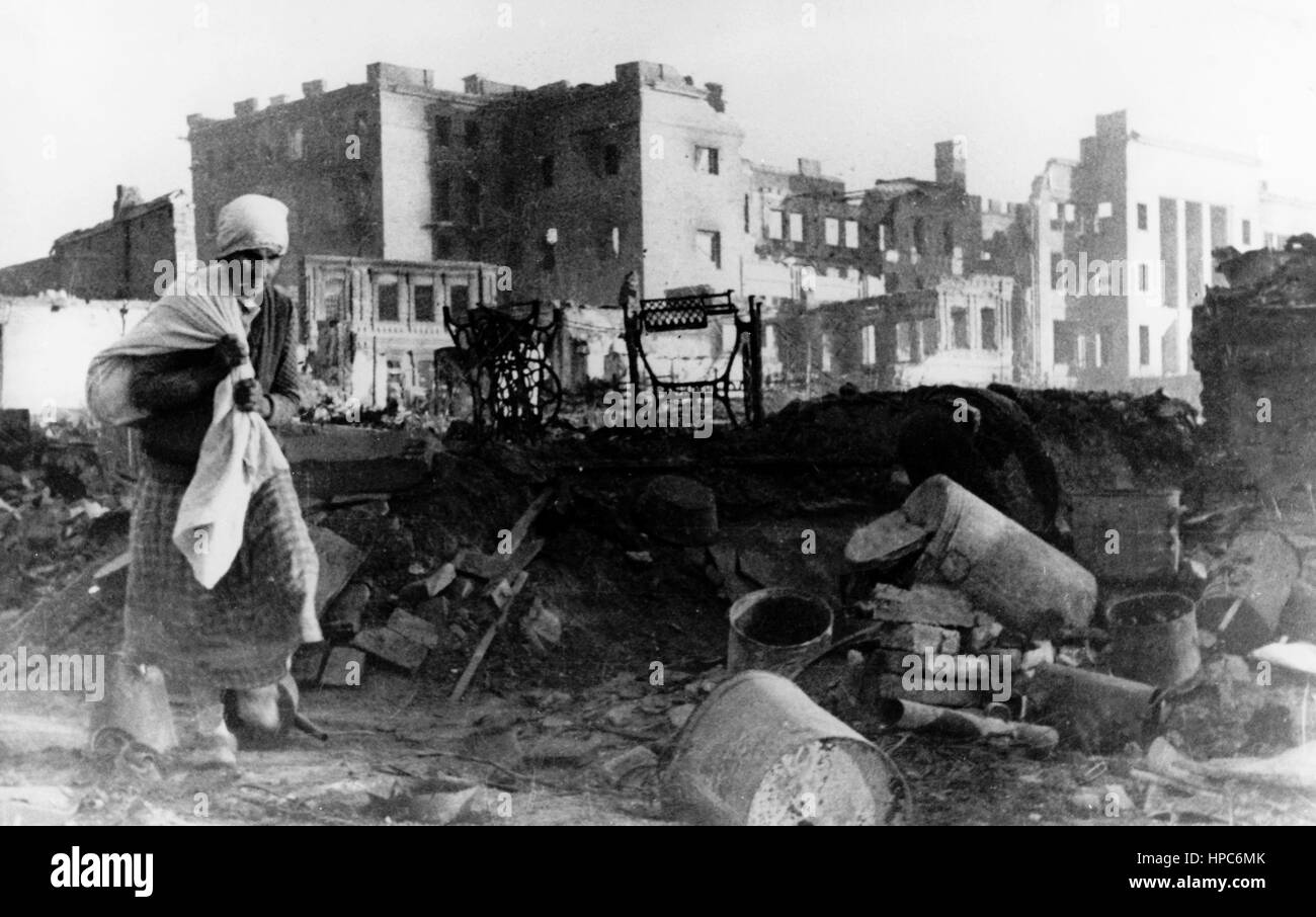 Eine sowjetische Frau sucht nach den Überresten ihres Besitzes unter den Trümmern ihres Hauses in Stalingrad, ungefähr 1942/1943. Fotoarchiv für Zeitgeschichte | weltweite Verwendung Stockfoto