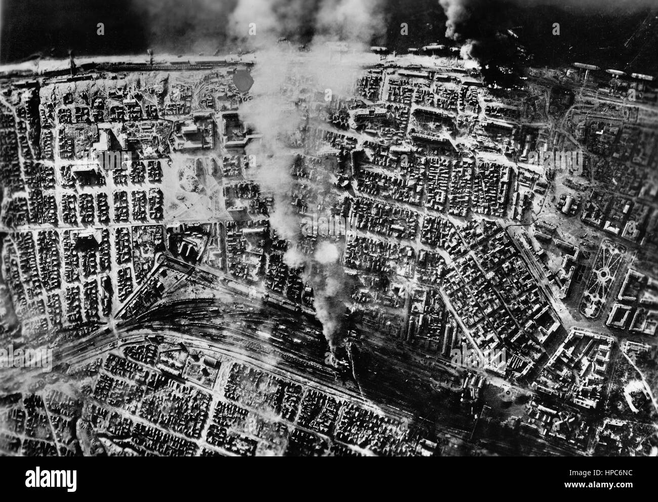 Ein Luftangriff der deutschen Wehrmacht auf einen Bahnhof von Stalingrad im September 1942. Die Originalfotografie, aus der dieses digitale Bild gemacht wurde, liest auf dem Rücken die nationalsozialistische Propaganda vom 07. September 1942: "Deutsche Bomber über Stalingrad. Einer von Stalingrads Hauptbahnhof war eines der ersten Opfer deutscher Kämpfe und Tauchgruppen, die angegriffen wurden." Fotoarchiv für Zeitgeschichte | weltweite Verwendung Stockfoto