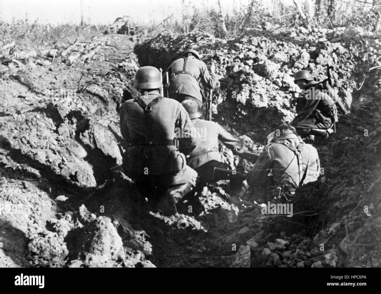 Die NS-Propaganda-Bild zeigt Soldaten der deutschen Wehrmacht unter dem Deckmantel in einem Graben an der Ostfront durch die See Ilmen. Das Foto wurde im November 1942 herausgegeben. Foto: Berliner Verlag/Archiv - kein Draht-SERVICE - | weltweite Nutzung Stockfoto