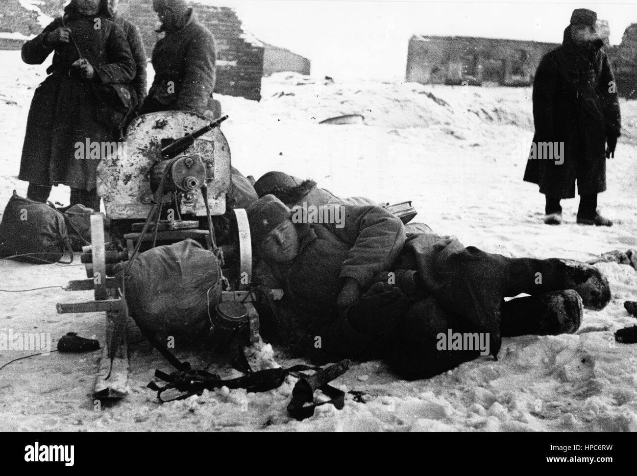 Junge Soldaten der Roten Armee schlafen während einer Pause in der Schlacht von Stalingrad, Sowjetunion, im Jahr 1942. Fotoarchiv für Zeitgeschichte | weltweite Verwendung Stockfoto