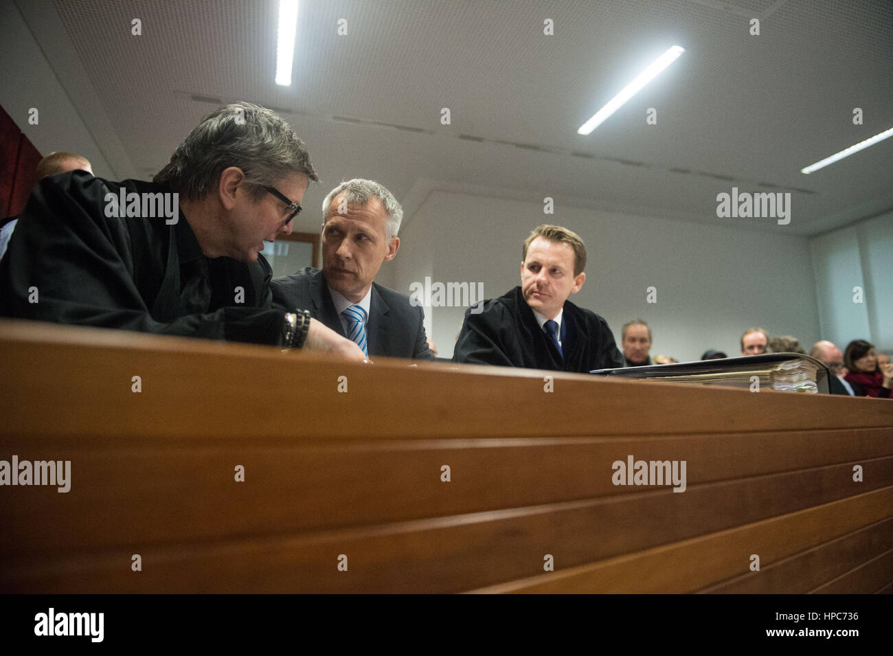 Heilbronn, Deutschland. 21. Februar 2017. Lawyer Hans Kauffeld (R) und Ulrich W., bei Audi
